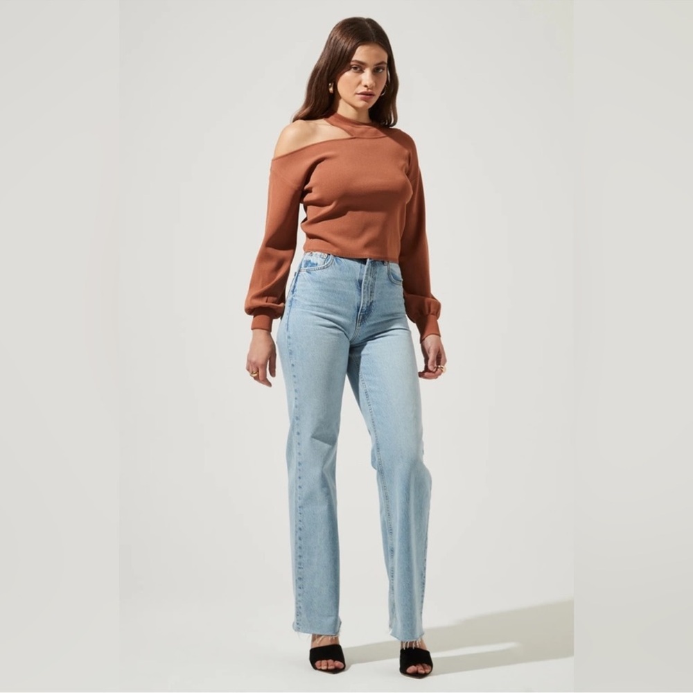 [ASTRI THE SHOULDER CUT OUT SWEATER